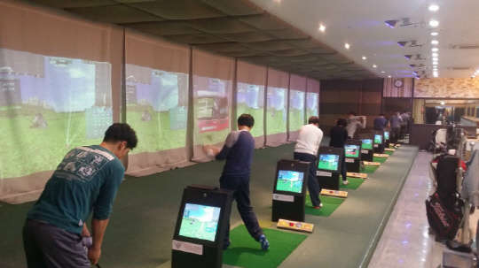 생활밀착형 골프를 내세우는 비주얼골프가 실내골프장 선택 기준을 조사한 결과 스크린타석 설치 여부가 갈수록 비중이 높아지고 있는 것으로 나타났다고 26일 밝혔다. 스크린타석이 비치된 비주얼골프의 골프연습장 모습.     비주얼골프 제공